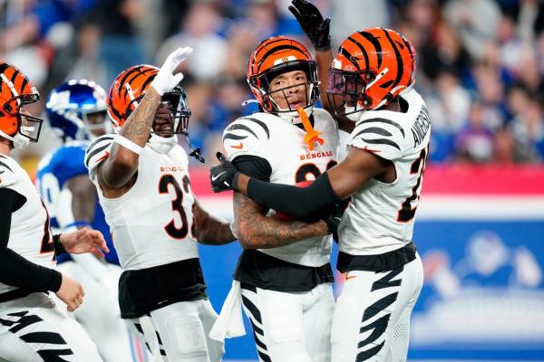 Bengals' defense comes through late to turn back Giants thumbnail