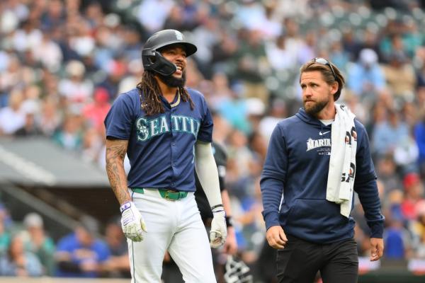 Mariners SS J.P. Crawford hit on hand, leaves game thumbnail