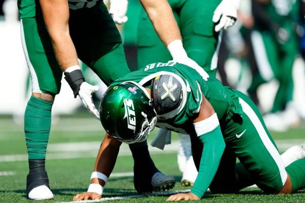 Jets QB Justin Fields in concussion protocol after rough outing