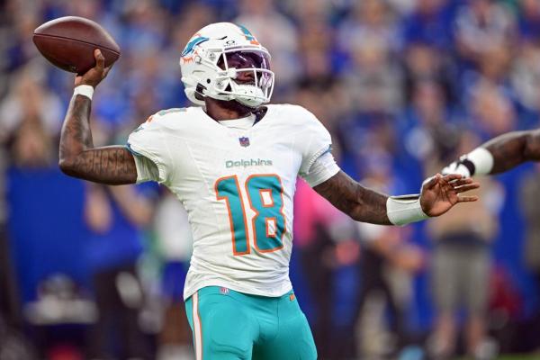 Dolphins QB Tyler Huntley hurts shoulder, ruled out vs. Colts thumbnail