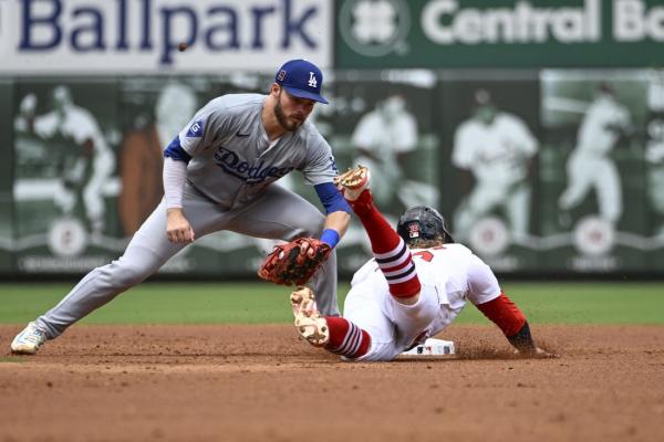 Clayton Kershaw sharp as Dodgers edge Cards thumbnail