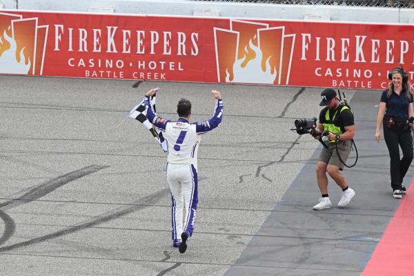 Denny Hamlin grabs pole at Pocono after welcoming son