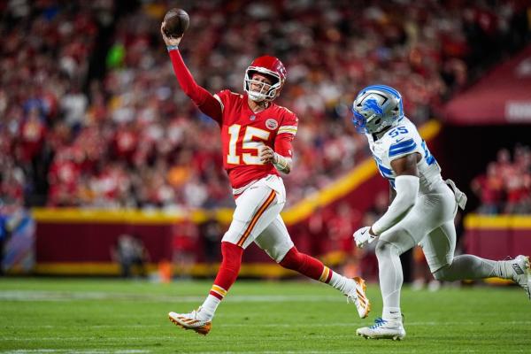 Patrick Mahomes, Chiefs improve to .500 by downing Lions