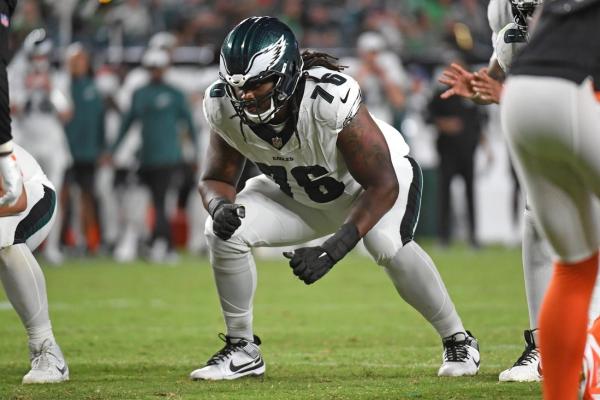 Another Eagles guard goes down with injury