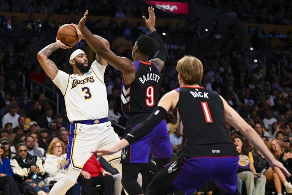 Lakers forward Anthony Davis (eye) leaves in third quarter thumbnail