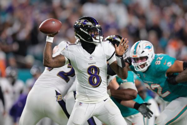 Lamar Jackson throws for 4 TDs in return as Ravens rout Dolphins