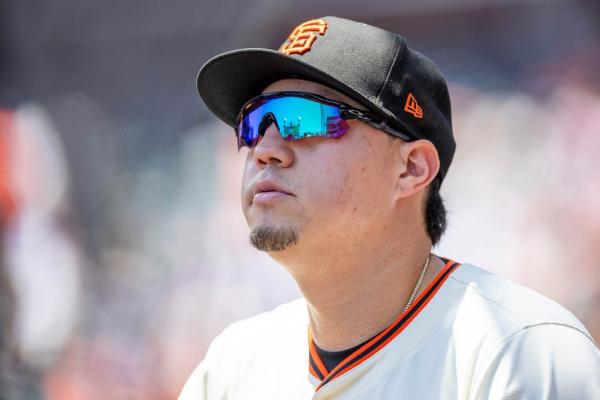 Giants place INF Wlmer Flores (knee) on 10-day injured list