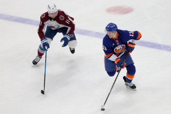 Islanders pile up goals to halt Avalanche's 17-game point streak