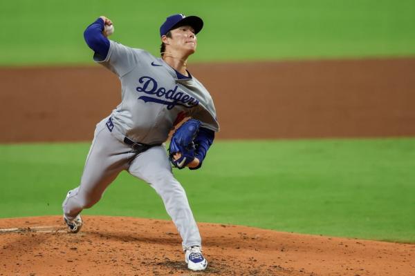 Dodgers ride another big inning to split with Braves