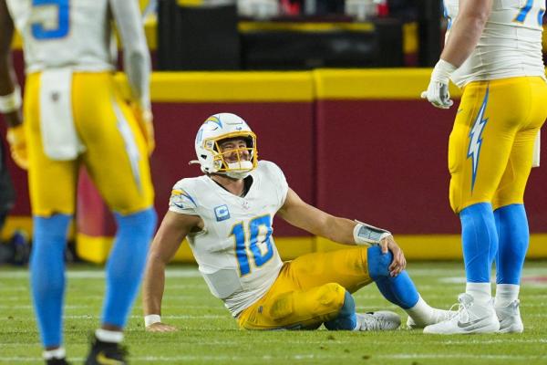 Chargers QB Justin Herbert dealing with ankle injury, leg contusion thumbnail