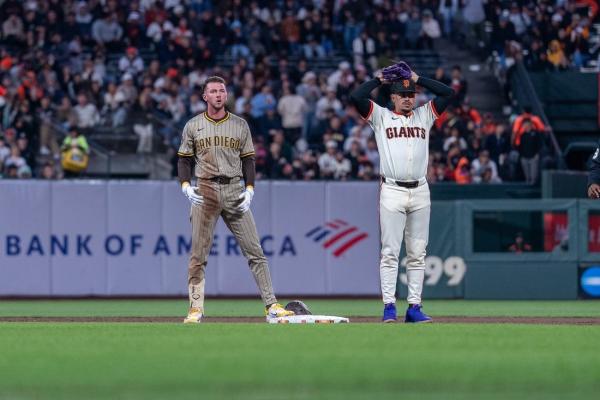 Padres pull away from Giants with seventh-inning surge