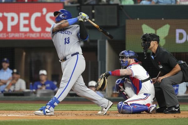 Salvador Perez (2 HRs), Royals top Rangers to end skid