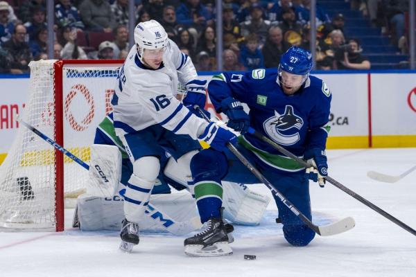 Canucks edge Maple Leafs, run win streak to 3