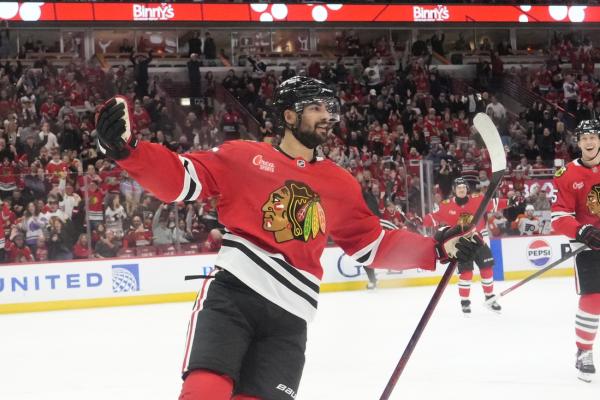 Blackhawks halt 7-game slide, extend Flyers’ woes