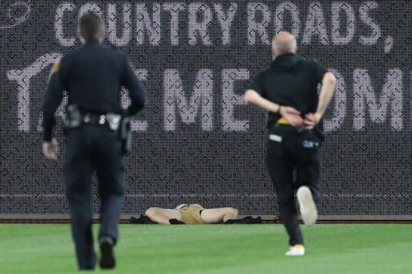 Fan falls 21 feet onto warning track during Cubs-Pirates game