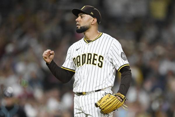 Braves reel in RHP Robert Suarez on 3-year, $45M deal