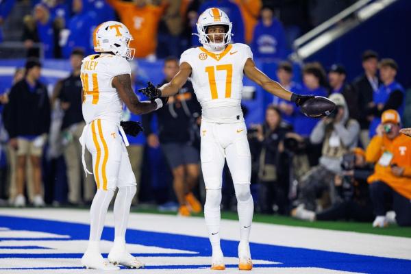 Joey Aguilar tosses 3 TDs as No. 17 Tennessee outscores Kentucky