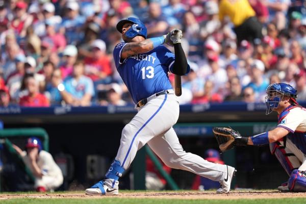 Salvador Perez helps Royals dispatch Phillies