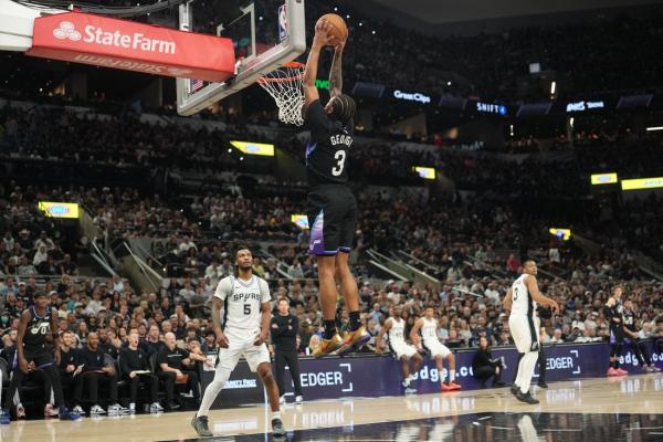 Lauri Markkanen helps carry Jazz to road win over Spurs