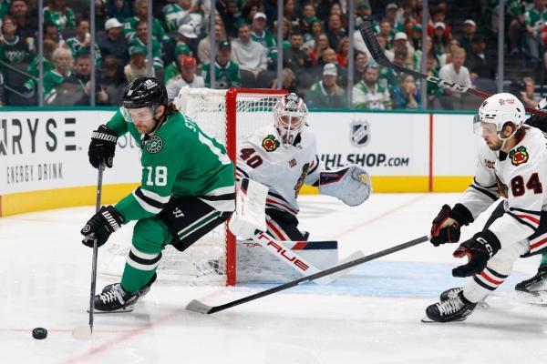Blackhawks score 2 shootout goals to defeat Stars