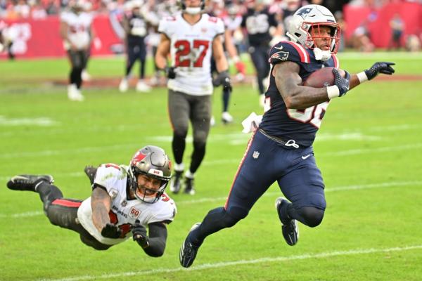 TreVeyon Henderson, Patriots run past Bucs for 7th straight victory