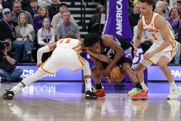 Trae Young makes halfcourt shot at buzzer as Hawks edge Jazz