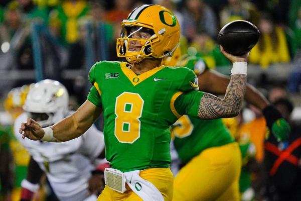 Dillon Gabriel sets career TD mark as No. 1 Oregon routs Maryland