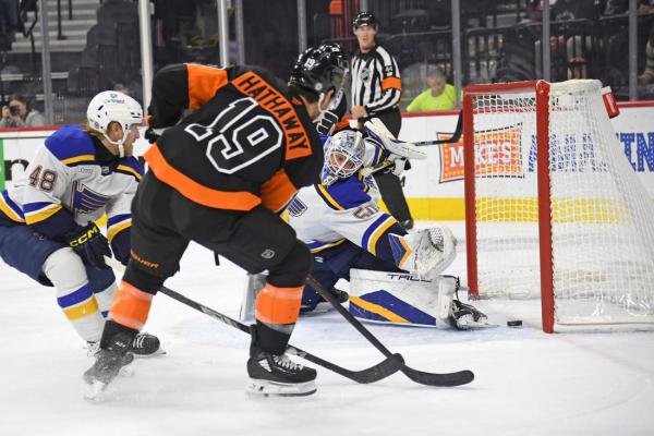 Late goal lifts resurgent Flyers, extends Blues’ skid to 3