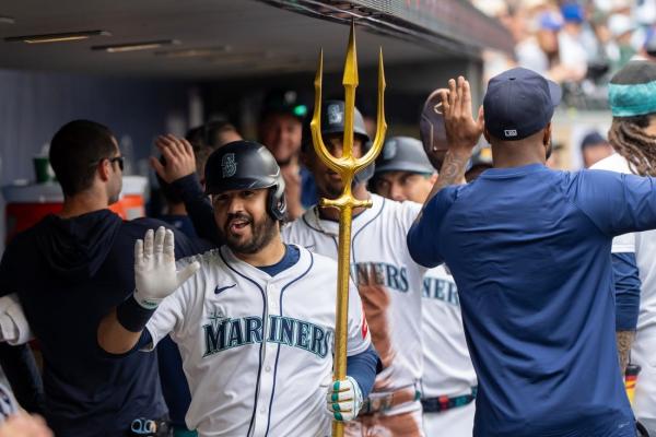 Eugenio Suarez’s homer helps Mariners hold off Padres