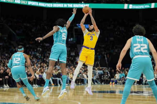 Anthony Davis' monster night leads Lakers past Hornets thumbnail