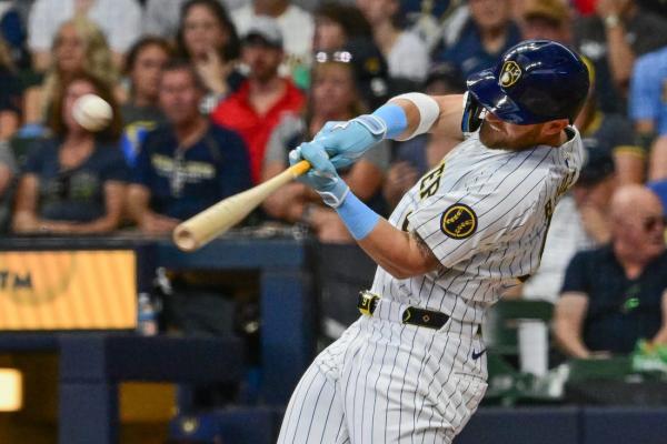 Brewers use bats, defense to top sweep-minded Marlins thumbnail