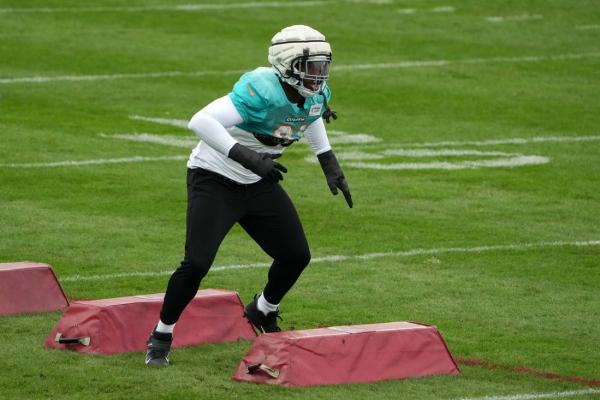 Dolphins re-sign DE Emmanuel Ogbah thumbnail