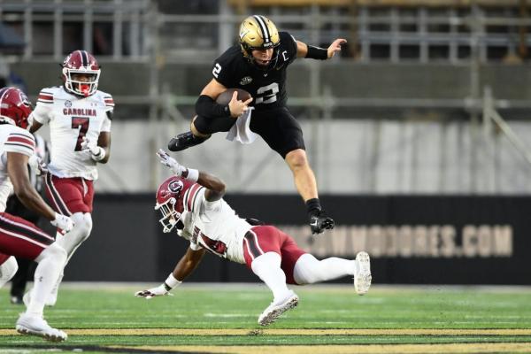 LaNorris Sellers, Raheim Sanders lead South Carolina to easy win at Vanderbilt