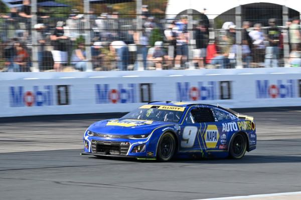 Chase Elliott bangs past Denny Hamlin for Hollywood Casino 400