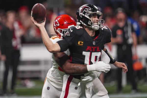 Chiefs hold off Falcons late, prevail 22-17