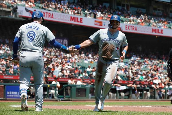 Blue Jays build early lead, take down Giants