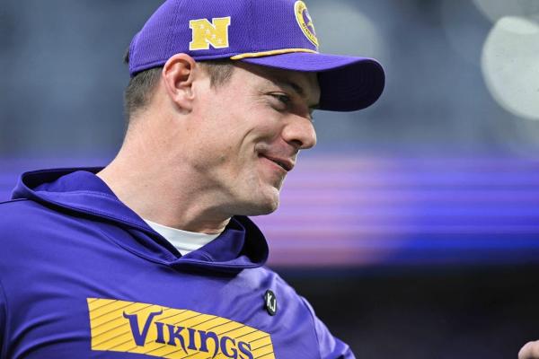 Vikings kick off offseason with coach, QB uncertainty