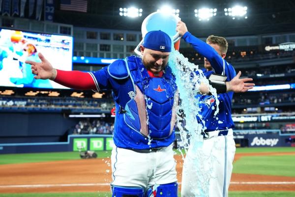 Blue Jays break playoff losing streak with blowout of Yankees