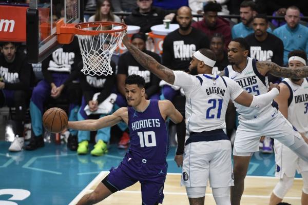 Hornets extend winning streak to season-best 3 at Mavs' expense