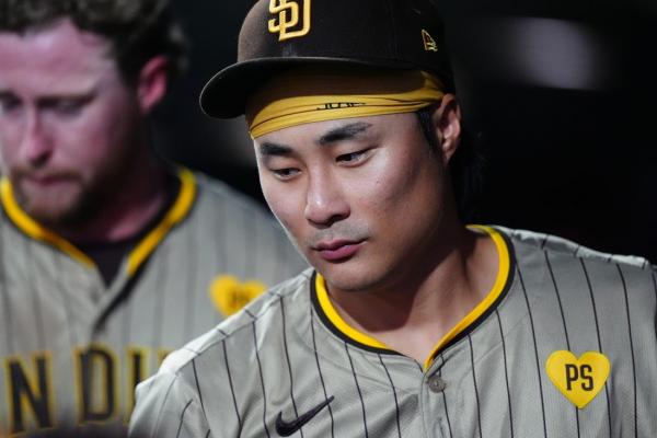 Padresâ Ha-Seong Kim (shoulder) leaves game vs. Rockies thumbnail