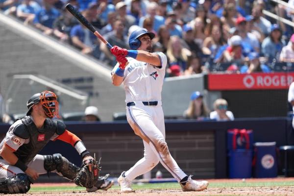 Blue Jays sweep Giants, tie home winning streak mark