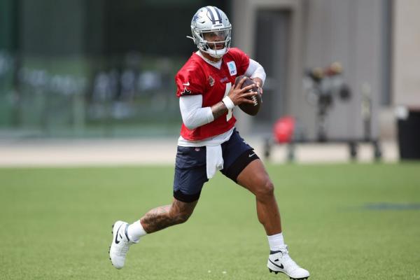 Reports: Cowboys QB Dak Prescott (ankle) out of walking boot thumbnail