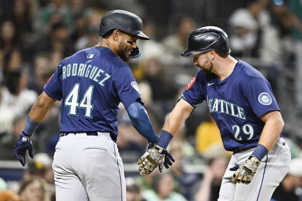 Mariners sock three homers, cruise to win over Padres