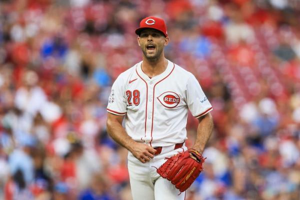 Santiago Espinal flirts with cycle as Reds sink Cubs thumbnail