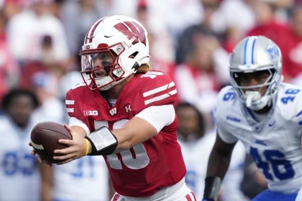 Danny OâNeil helps Wisconsin handle Middle Tennessee