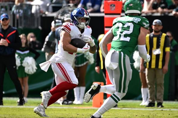 Giants RB Cam Skattebo carted off field vs. Eagles