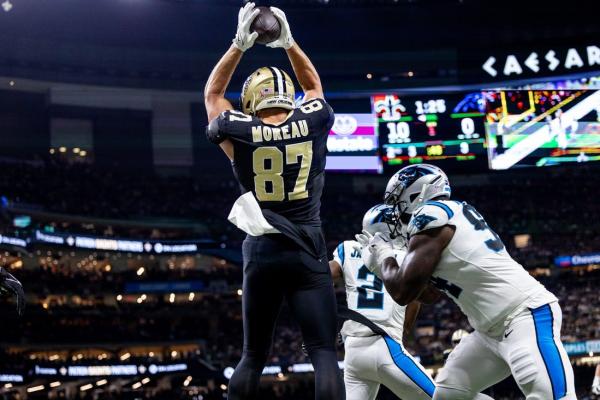 Saints dominate on offense, rout Panthers 47-10