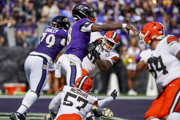 Lamar Jackson tosses 4 touchdowns as Ravens roll Browns