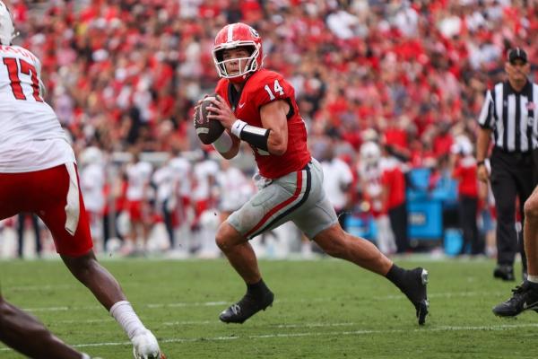 No. 4 Georgia weathers delay, downs Austin Peay
