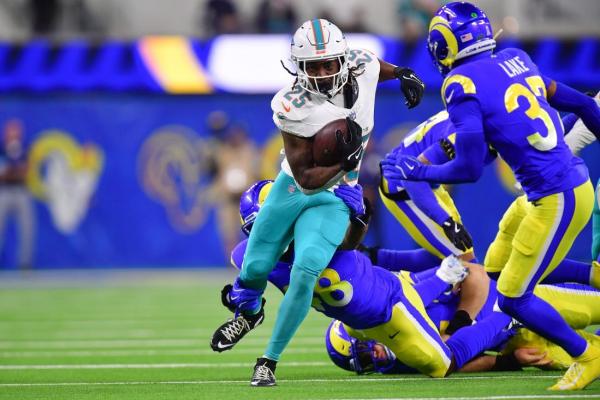 Dolphins end 3-game skid with hard-fought win over Rams